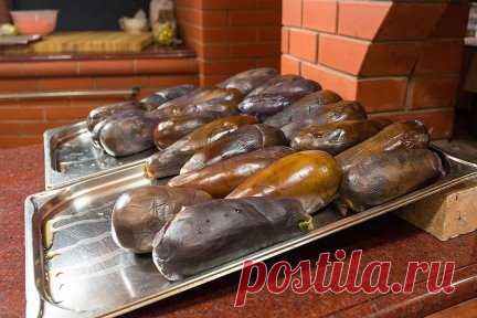 Маринованные баклажаны ! Рецепт Сталика Ханкишиева .
Маринованные баклажаны
Невероятно вкусная закуска к мясным блюдам, которая обязательно получится у тех, кто не поленится приготовить ее так, как описано.
Посолите воду в большой кастрюле и поставьте закипать.
Тем временем надрежьте баклажаны вдоль, лодочкой, чтобы образовался достаточно глубокий и вместительный кармашек.
Опустите баклажаны в кипяток. Ничего, что они всплывают - накройте крышкой и подождите, пока они изменят цвет и станут нем