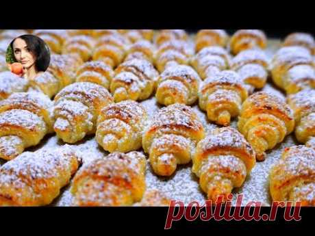 ТВОРОЖНЫЕ Рогалики. 🥐 | Полезная выпечка&gt;&gt;&gt;350 гр. творога
==270 гр. пшеничной муки + 1 ст.л.
==140 гр. сливочного масла
==70 гр. сахара 
==1/3 ч.л. соли
==1,5 ч.л. разрыхлителя
==8 гр. ванильного сахара
==Сахарная пудра