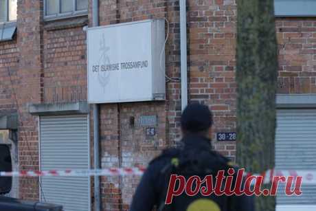 В Дании сожгли Коран. В Дании протестующие перед посольством Ирака в Копенгагене сожгли Коран. Группа протестующих, которая называет себя «Датские патриоты» уже провела аналогичную акцию на прошлой неделе. Тогда МИД Дании отреагировал на сожжение Корана в Копенгагене, осудив прошедшую акцию.