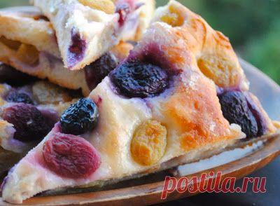 Тосканский дрожжевой пирог с виноградом