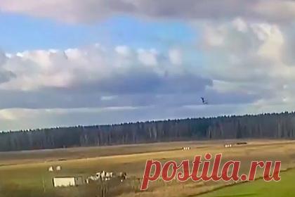 Момент крушения легкомоторного самолета в Подмосковье попал на видео. Момент крушения легкомоторного самолета «Аэропракт А-22» в подмосковной Рузе попал на видео. Кадры публикует Следственный комитет России (СКР). О крушении воздушного судна стало известно в воскресенье, 24 октября. ЧП произошло около деревни Ватулино. На борту находились два человека — они погибли.