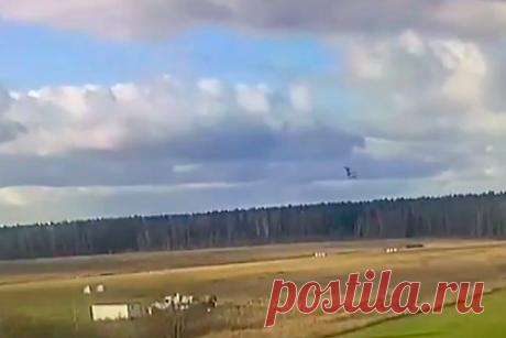 Момент крушения легкомоторного самолета в Подмосковье попал на видео. Момент крушения легкомоторного самолета «Аэропракт А-22» в подмосковной Рузе попал на видео. Кадры публикует Следственный комитет России (СКР). О крушении воздушного судна стало известно в воскресенье, 24 октября. ЧП произошло около деревни Ватулино. На борту находились два человека — они погибли.