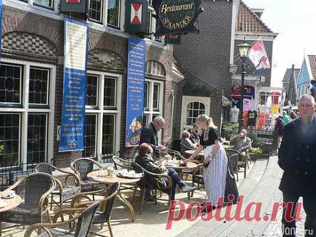 Волендам – прибыльная декорация для туристов. 
Есть города, которые принято называть игрушечными. Они до того милые и аккуратные, что кажутся ненастоящими, словно из папье-маше. К таким городам можно отнести Волендам - небольшой рыбацкий городок на севере Голландии с населением всего в несколько десятков тысяч человек. Когда-то он был гаванью города Эдам – того самого, где производят знаменитый одноименный сорт сыра...