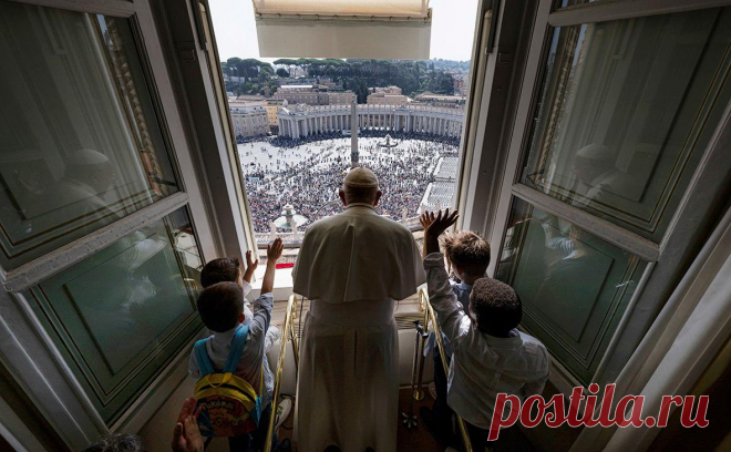 Папа римский призвал Ереван и Баку к диалогу и прочному миру. Понтифик признался, что следит за событиями в Нагорном Карабахе. Он призвал Азербайджан и Армению начать мирный диалог