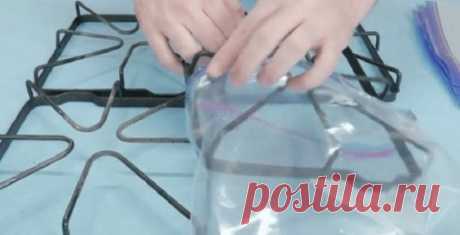 Решетки на газовой плите будут сверкать от чистоты, стоит лишь воспользоваться этим трюком! Решетки для плиты я ненавижу мыть больше всего. Хорошо, что существует восхитительный трюк, который облегчает эту неприятную процедуру!Не придется ничего тереть железным ершиком или страдать от ужасного запаха химического средства… Всё благодаря хитрому подходу к уборке.