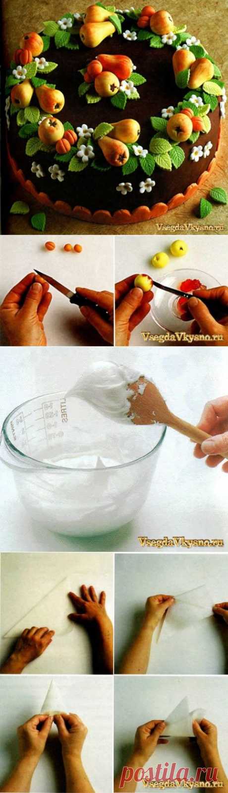 Шоколадный бисквитный торт с фруктами.