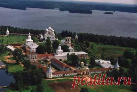 Валдайский Иверский Святоозерский богородицкий мужской монастырь.
Расположенный на узкой косе посреди озера, монастырь отлично виден с берегов Валдая. Заложен монастырь был в 1653