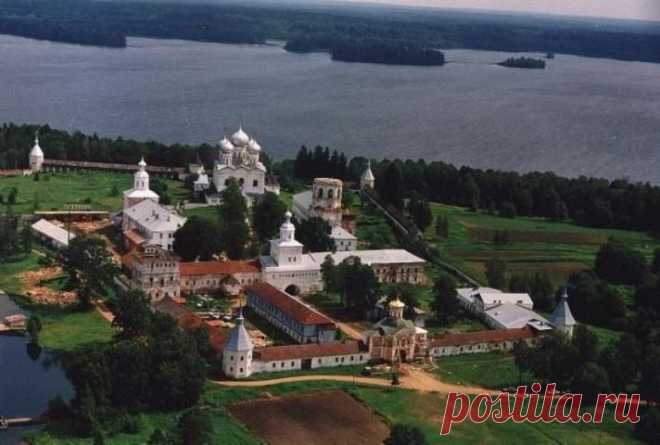 Валдайский Иверский Святоозерский богородицкий мужской монастырь.
Расположенный на узкой косе посреди озера, монастырь отлично виден с берегов Валдая. Заложен монастырь был в 1653