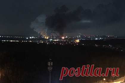Пожар на коксогазовом заводе в Видном сняли на видео. Пожар, который произошел на коксохимическом заводе в подмосковном Видном сняли на видео. О том, что в цеху Московского коксогазового завода произошел взрыв, сообщалось ранее 5 марта. По информации спасателей, загорелась насосная колонна с бензолом, огнем оказалось охвачено все здание.