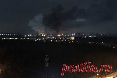 Пожар на коксогазовом заводе в Видном сняли на видео. Пожар, который произошел на коксохимическом заводе в подмосковном Видном сняли на видео. О том, что в цеху Московского коксогазового завода произошел взрыв, сообщалось ранее 5 марта. По информации спасателей, загорелась насосная колонна с бензолом, огнем оказалось охвачено все здание.