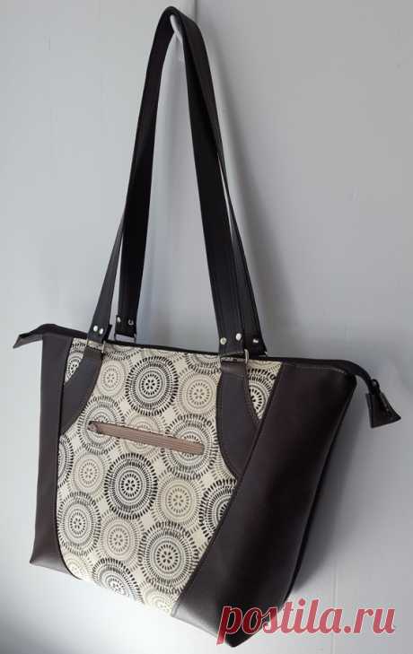 Valley Tote: PDF Sewing Pattern Purchase is for a digital PDF sewing pattern, NOT a finished bag!!! Upon purchase, pattern will be available for download immediately, and can be downloaded unlimited times. ===================  DIFFICULTY: Easy/ Beginner with a couple bag projects under their belt. Valley Tote comes in two sizes and is the PERFECT every day tote bag to sling over your shoulder :) Features include two zippered pockets, a divided slip pocket, and a slick, sty...
