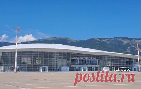 В аэропорту Геленджика приземлился первый за три года рейс. Самолет &quot;Аэрофлота&quot; встретили губернатор Краснодарского края Вениамин Кондратьев и мэр Геленджика Алексей Богодистов