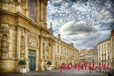Лучшие города Франции

Город Бордо (Bordeaux)
Бордо – старинный порт на реке Гаронне, административный центр департамента Жиронда и одна из лучших «виноделен» мира, специализирующаяся на купажированных винах. В списке крупнейших городов Франции у родины сотерна и лафита всего лишь 5-е место, хотя по количеству исторических памятников с Бордо в состоянии конкурировать разве что сам Париж. Более того, столицу Жиронды можно смело включать в десятку самых «прогулочных» мест Ев...