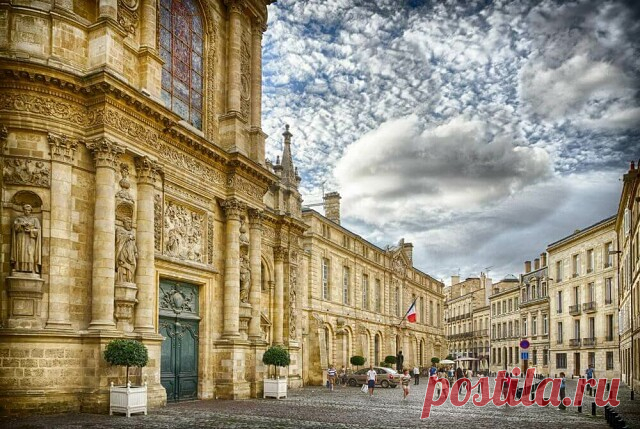 Лучшие города Франции

Город Бордо (Bordeaux)
Бордо – старинный порт на реке Гаронне, административный центр департамента Жиронда и одна из лучших «виноделен» мира, специализирующаяся на купажированных винах. В списке крупнейших городов Франции у родины сотерна и лафита всего лишь 5-е место, хотя по количеству исторических памятников с Бордо в состоянии конкурировать разве что сам Париж. Более того, столицу Жиронды можно смело включать в десятку самых «прогулочных» мест Ев...