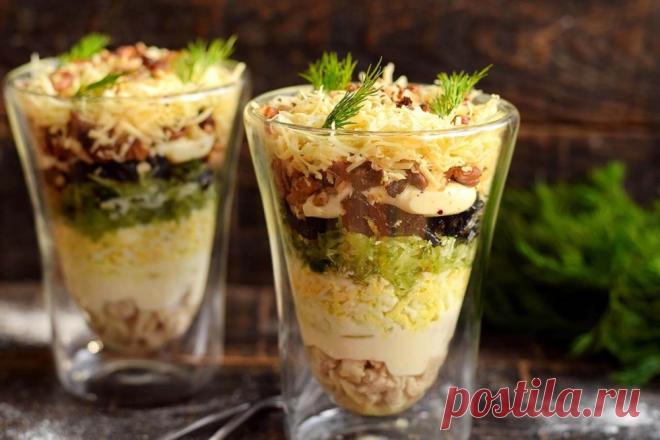 Салат Негреско Готовим вкусный слоеный салат Негреско. Для праздничной подачи салат оформляется в небольших порционных пиалочках, что смотрится очень изыскано. Он получается очень нежным за счет мелкой нарезки всех компонентов. Куриное филе нейтрального вкуса отменно дополняет пикантный чернослив и терпкий грецкий орех. Свежий огурец делает салат сочным и ароматным. Также изюминкой салата является самостоятельно приготовленный соус на основе греческого йогурта и майонеза.