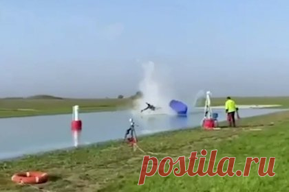 В Чечне парашютист рухнул на землю из-за ошибки и попал на видео. В Чечне мастер по парашютному спорту рухнул на землю во время соревнований и попал на видео. На кадрах мужчина пикирует к площадке, затем после неудачного приземления его подбрасывает, после чего парашютист снова ударяется о водную гладь. Медики достали мужчину, но спасти его не удалось.