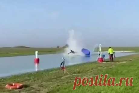 В Чечне парашютист рухнул на землю из-за ошибки и попал на видео. В Чечне мастер по парашютному спорту рухнул на землю во время соревнований и попал на видео. На кадрах мужчина пикирует к площадке, затем после неудачного приземления его подбрасывает, после чего парашютист снова ударяется о водную гладь. Медики достали мужчину, но спасти его не удалось.