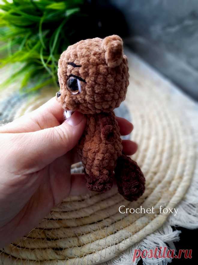 PDF Бобрёнок крючком. FREE crochet pattern; Аmigurumi toy patterns. Амигуруми схемы и описания на русском. Вязаные игрушки и поделки своими руками #amimore - плюшевый бобёр, маленький бобр из плюшевой пряжи, бобрик.