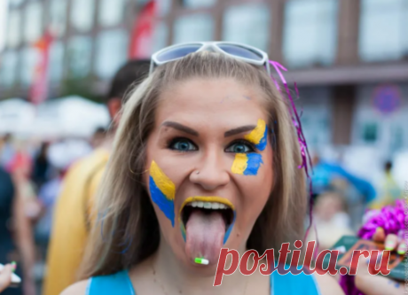 Хамское поведение украинцев в Европе - Уже сегодня многие итальянцы, немцы и французы выказывают готовность гнать пинками беженцев из Украины.

Радушия европейцев хватило ненадолго
Первое, с чем столкнулись добрые, но бережливые европейцы при встрече с бывшими обитателями «незалежной», так это с общей «упакованностью» беженцев.

Многие из них, добравшись до приютившей беженцев страны «своим ходом», рассекали на дорогих автомобилях престижных марок.