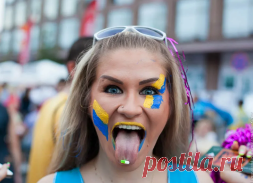 Хамское поведение украинцев в Европе - Уже сегодня многие итальянцы, немцы и французы выказывают готовность гнать пинками беженцев из Украины.

Радушия европейцев хватило ненадолго
Первое, с чем столкнулись добрые, но бережливые европейцы при встрече с бывшими обитателями «незалежной», так это с общей «упакованностью» беженцев.

Многие из них, добравшись до приютившей беженцев страны «своим ходом», рассекали на дорогих автомобилях престижных марок.