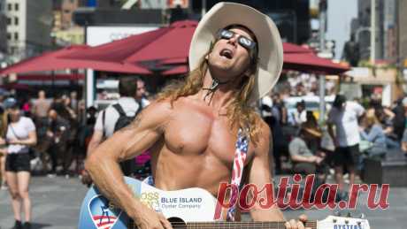 Эксгибиционизм: голая патология или обычное хулиганство? ФОТО : Zuma\TASS / Michael Brochstein Практически каждая вторая женщина сталкивалась с эксгибиционистом хотя бы раз в жизни. Что представляет собой эта патология, на что способны страдающие от нее люди, и как себя вести, если вы встретили эксгибициониста? Кто они и почему так ведут себя По...