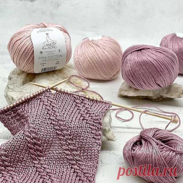 Красивый узор

#узор_спицами@knit_needles

схема*

Источник: https://uzori-spicami.ru/relefnii-uzori-spicami/diago.. Очень красивый узор спицами с косами.
Узор ажурный и, несмотря на вид плотный, мягкий и упругий, смотрится необыкновенно красиво, эффектно и аккуратно.
Показать полностью...
Раппорт узора состоит из пяти рядов.
Для образца набираем на спицы число п. кратное 5 плюс 2 кром.п. 1-й ряд: кром. п., *накид, 2 вместе лиц.*, кром. п.; 2-й ряд и все четные: кром. п, лиц. п; 3-й ряд по рис…