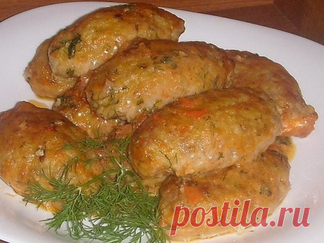 КАПУСТНЫЕ КОТЛЕТЫ- НЕЖНЫЕ, СОЧНЫЕ, ВКУСНЫЕ 

Ингредиенты: 

● Фарш-250 грамм, 
● капуста 250 грамм, 
● 0,5 стакана риса, 
● 1 луковица, 
● 1 морковь., 
● 3 зубчика чеснока, 
● соль, 
● перец, 
● 1 яйцо. 

Приготовление: 

Капусту мелко порубить и ошпарить кипятком, рис отварить до полуготовности, лук и морковь обжарить, чеснок измельчить.Все смешать, добавить яйцо, соль, перец, специи.Фарш разделить на котлетки, обвалять в муке. Уложить на смазанный противень, залить соусо...