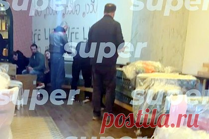 Появилось видео с внутренним убранством будущего кафе Егора Крида Gucci. Внутреннее убранство будущего кафе российского певца Егора Крида попало на видео. В ролике видно, что заведение под названием Gucci полностью выполнено в фирменных цветах итальянского модного дома — зеленом, красном и золотистом. Более того, пол, стены и сиденья украшены монограммами с логотипом бренда.