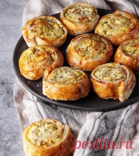 ​Слоёные завитки с творогом, укропом и чесноком