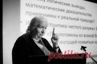 Лекции заслуженного деятеля науки РФ, специалиста в области нейронауки и психолингвистики Татьяны Черниговской.
Нейролингвист и экспериментальный психолог, доктор филологии и биологии, член-корреспондент Норвежской академии наук Татьяна Черниговская прочитала для проекта «Сноб. Диалоги» лекцию «Как интернет изменил наш мозг», в которой развеяла популярные стереотипы о работе мозга и рассказала, почему «Гугл» и онлайн-образование не так полезны, как кажутся. Мы приводим кра...