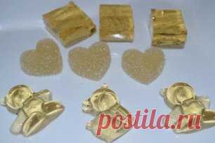 Мармелад яблочный
Ингредиенты
Сок яблочный - 0,5 стак
Сахар - 2 стак
Цедра лимона - 2 ст.л.
Желатин - 20 г
Вода - 100 мл
Как приготовить
Желатин залить соком и оставить набухать. На терке натереть цедру лимона.
В кастрюльку насыпать два стакана сахара и залить его водой. Добавить цедру лимона.
Поставить кастрюльку на огонь, постоянно помешивать, пока сахар не растворится.
Когда сахар растворится, снять кастрюлю с огня и добавить набухший желатин.
Тщательно перемешать, чтобы все комочки р