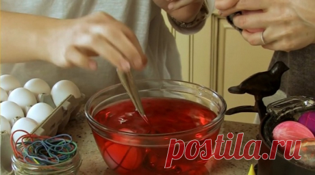 Обычные резинки и пара минут: как быстро и креативно раскрасить яйца к Пасхе