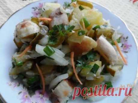 Салат из печёного картофеля и солений