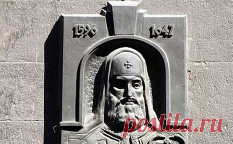 Церковь «Успенская церковь» —Мемориальная плита в память о митрополите Петре Могиле на стене Успенской церкви