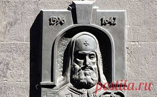 Церковь «Успенская церковь» —Мемориальная плита в память о митрополите Петре Могиле на стене Успенской церкви