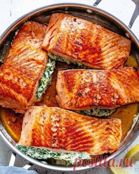 Рыба на ужин: топ-5 проверенных рецептов

1. Лосось в тосканском стиле

Ингредиенты:

Филе лосося — 4 шт.
Оливковое масло — 2 ст. л.
Лук репчатый — 1 шт.
Чеснок — 3 зубчика
Сливки 20% — 250 мл
Куриный бульон — 125 мл
Чесночный порошок — 1 ч. л.
Итальянская приправа — 1 ч. л.
Пармезан — 50 г
Кукурузный крахмал — 1 ст. л.
Шпинат — 225 г
Вяленые томаты — 25 г
Соль — по вкусу
Перец — по вкусу
Нарезанная петрушка — по вкусу

Приготовление:

1. Филе лосося посолите и поперчите с...