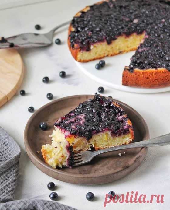 Черничный пирог-перевертыш Чернику можно заменить на малину, клубнику, смородину 
  Ингредиенты на круглую форму 20 см: 
  Свежая черника — 250 г  Лимон — 1 шт. 
Яйцо — 1 шт.  Сливочное масло — 120 г  Натуральный йогурт или...