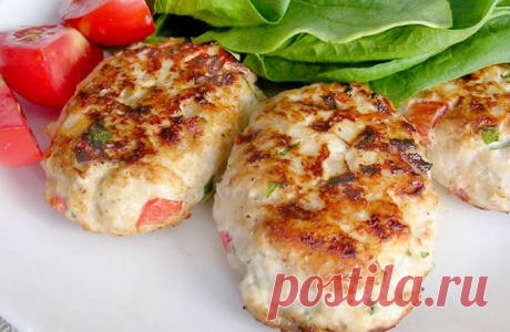 Сочные куриные котлеты с рисом. Сочетание диетического куриного мяса с рисом и овощами делает котлеты очень нежными и сочными.
