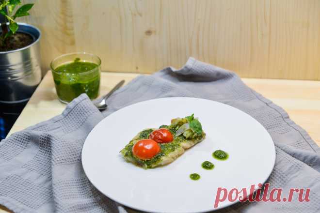 Богатый вкус! Минтай с соусом песто за 10 минут в духовке — Фактор Вкуса