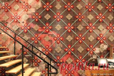 Вышивка на табуретках и на сетке для украшения интерьера. Очень необычно и креативно выглядит! А как вам эта идея вышивки крестом? Посмотрите, как креативно и шикарно смотрится! Вышивка сделана на стене - металлическая сетка с вышивкой
Довольно трудоемкая работа
  
Еще одна забавная идея с выши…