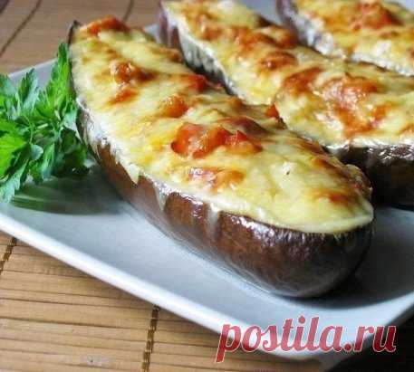 ЛОДОЧКИ ИЗ БАКЛАЖАНОВ
Великолепное блюдо для любителей печеных овощей, да еще и с нежным сыром! Наслаждение!
Ингредиенты:
- Куриное филе – 500 г
- Баклажан – 3 шт
- Помидор – 2 шт
- Базилик – 5 г
- Чеснок – 7 г
- Сыр нежирный – 100 г
- Соль, перец - по вкусу
Приготовление:
1. Баклажаны разрежьте пополам, аккуратно выньте серединку и мелко ее нарежьте. Все посыпьте солью, чтобы ушла горечь, и оставьте на 30 минут. Баклажанные лодочки промойте, обсушите, смажьте маслом и поставьте их в духовку