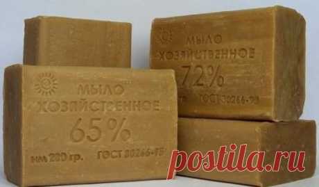 Это удивительное мыло "Хозяйственное"!
У Вас в квартире есть хозяйственное мыло? Если нет, то обязательно приобретите и пусть лежит на всякий случай! Я неоднократно слышал о его пользе. Один раз в детстве меня укусила соседская собака и бабушка прежде чем тащить меня в больницу промывала рану именно хозяйственным мылом. Я кричал, вырывался, но бабуля старалась промыть рану как можно тщательнее. Кстати, в больнице нас за это похвалили и рекомендовали так делать всегда. Оказывается, что лучшим по
