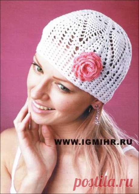 Ажурная летняя шапочка белого цвета, украшенная цветком. Крючок