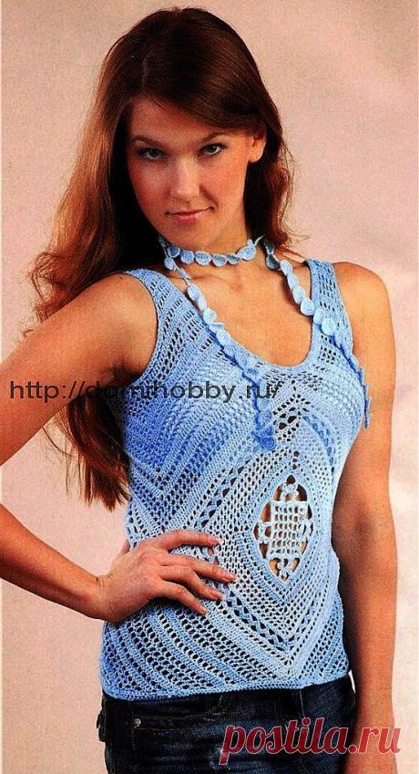 Голубой топ и украшение