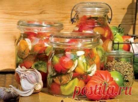 10 заготовок на зиму
1. Салат «Чехарда»
Продукты:Укладывать по слоям в казан или большую кастрюлю.
На дно налить 2 стакана растительного масла.
· 1кг лука репчатого, порезать кольцами.
· 1кг помидор , целыми, обрезать «попки».
· 1кг сладкого перца, удалить семена, целыми,
· 1кг баклажан, убрать хвостики, целыми, лучше брать по мельче.
· 1кгморкови, тертой на крупной терке.
Сверху на эту красоту рассыпать 2 ст.ложки соли и 2 ст.ложки сахара, вложить чеснок 4-5 зубчиков, кто...