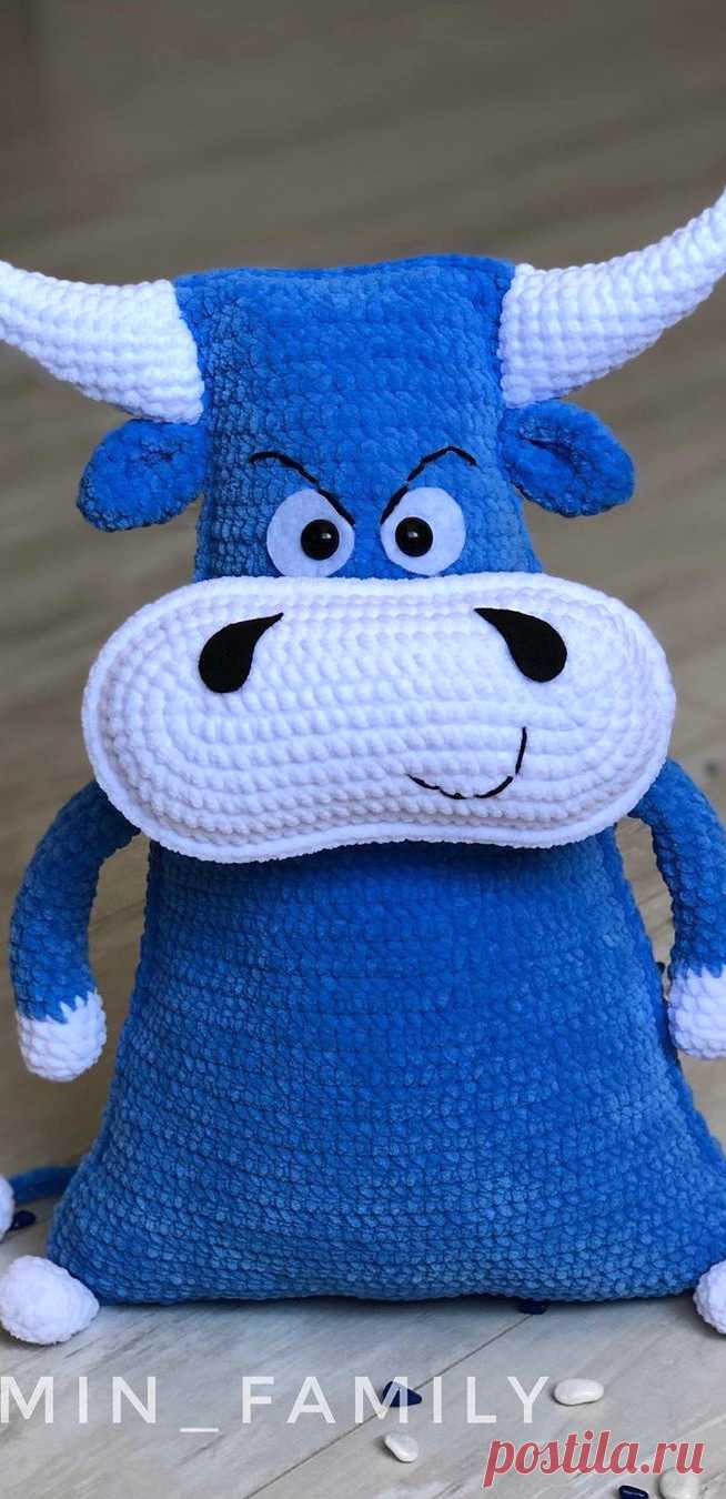 PDF Декоративная подушка Бык крючком. FREE crochet pattern; Аmigurumi animal patterns. Амигуруми схемы и описания на русском. Вязаные игрушки и поделки своими руками #amimore - подушка, корова, коровка, телёнок, большой плюшевый бык, бычок из плюшевой пряжи.