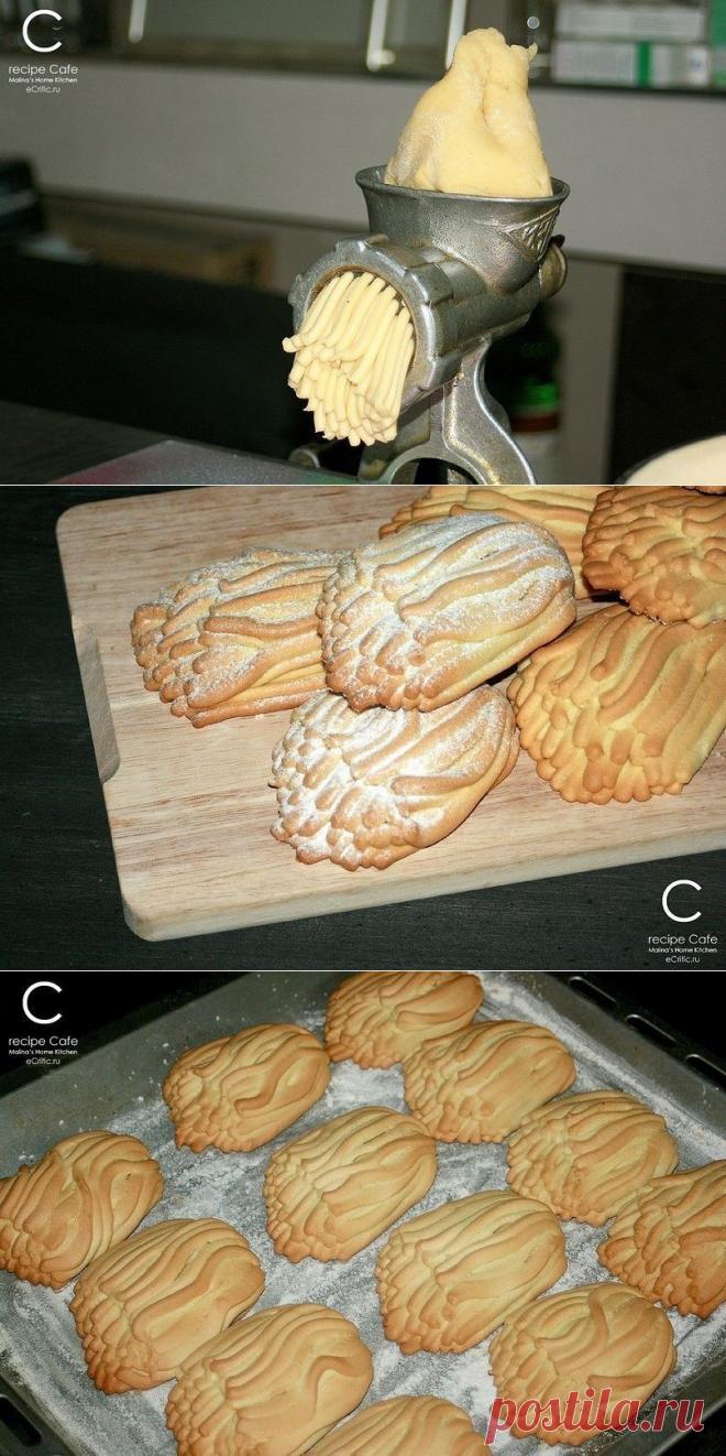 ХРИЗАНТЕМЫ - ПЕЧЕНЬЕ !!!  **Сахар 1ст, яйцо 3шт, сода 0.5ч/л, уксус или лим/сок -гасим, масло мягкое или маргарин 250г, мука 3ст/л. *Родом из детства... или печенье  "через мясорубку"...