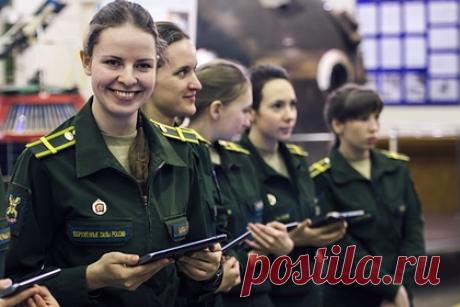 В ВКС России появятся экипажи женщин-летчиц. Заместитель главнокомандующего Воздушно-космическими силами (ВКС) России по военно-политической работе Александр Максимцев заявил, что на службе появятся экипажи женщин-летчиц. Сотрудники ВКС в настоящее время работают над методологией применения женских экипажей в современных военных авиационных частях.