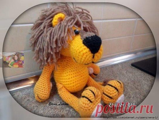 ЛЁВА КРЮЧКОМ. АВТОР ЕЛЕНА (LARINA)
ГОЛОВА: Жёлтым цветом. 
1ряд — 6сбн в кольцо. 
2р. — 6 прибавок = 12сбн. 
3р. (1 сбн.., приб.) — 6 раз = 18 сбн. 
4р. (2 сбн., приб) — 6 раз = 24 сбн. 
5р. (3 сбн., приб.) — 6 раз = 30 сбн. 
6р. (4 сбн., приб.) — 6 раз = 36 сбн. 
7р. (5 сбн., приб.) — 6 раз = 42 сбн. 
8р-12р = 42 сбн. 
13р. (5 сбн., убавка) — 6 раз = 36 сбн. 
14р-15р = 36 сбн. 
16р. (4сбн., уб.)- 4 раза, 12 сбн. = 32 сбн. 
17р. (3сбн., уб.)- 4 раза, 12 сбн. = 28 сбн. 
18р. 7 сбн., (уб)-2 раза,