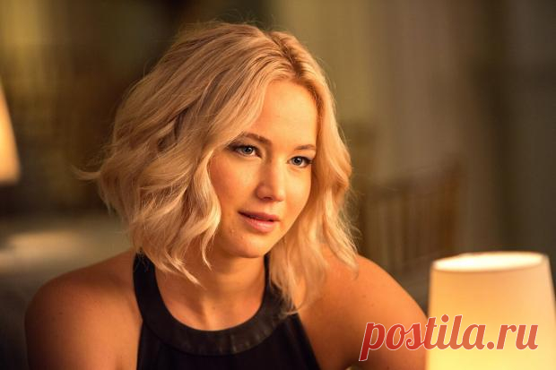 Беременная Дженнифер Лоуренс в блестящем платье посетила премьеру нового фильма